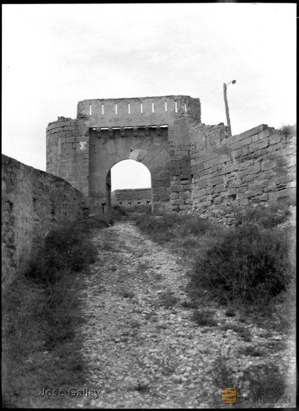 Alcañiz (Teruel). Puerta de la muralla del castillo calatravo de Puy Pinós. José Galiay Sarañana